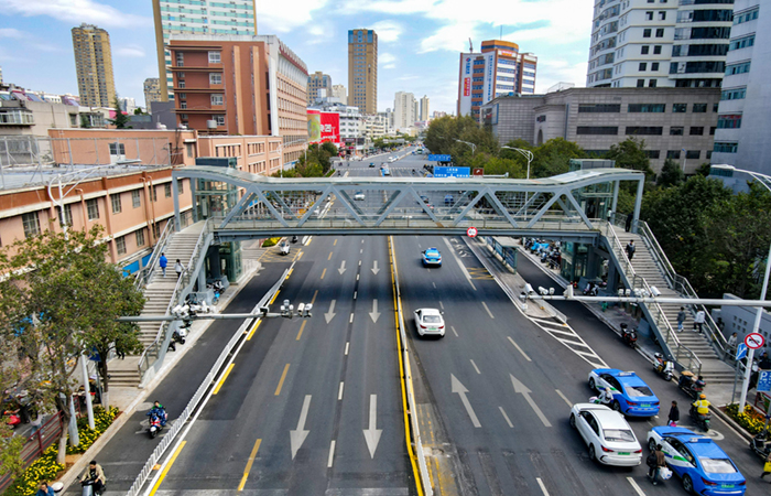 1697971876710734.jpg (小圖)延安醫(yī)院人行天橋(攝影:呂靖).jpg