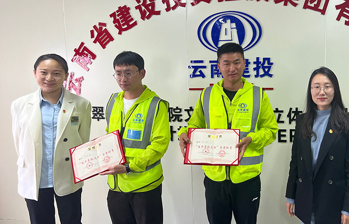 1699602733779405.jpg 小圖頒發(fā)五華青銳先鋒證書.jpg